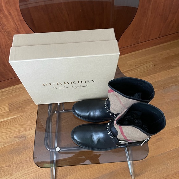 Burberry Mint Condition Size 10 Ankle Boot - Picture 2 of 3